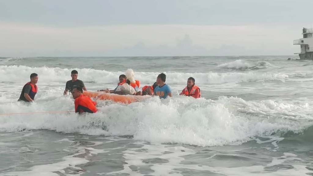 24 na mga tripulante ng cargo ship na sumadsad sa Masinloc nailigtas ng PCG at&nbsp;PNP