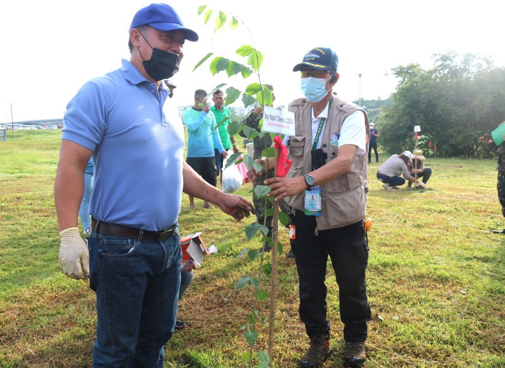 𝐒𝐓𝐀𝐓𝐄 𝐖𝐎𝐑𝐊𝐄𝐑𝐒, 𝐏𝐀𝐑𝐓𝐍𝐄𝐑𝐒 𝐏𝐋𝐀𝐍𝐓 𝐓𝐑𝐄𝐄𝐒 𝐓𝐎 𝐂𝐎𝐍𝐒𝐄𝐑𝐕𝐄 𝐂. 𝐋𝐔𝐙𝐎𝐍&nbsp;𝐅𝐎𝐑𝐄𝐒𝐓𝐋𝐀𝐍𝐃𝐒.