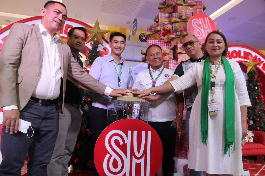 SM Olongapo malls’ back-to-back Christmas Centerpiece launches