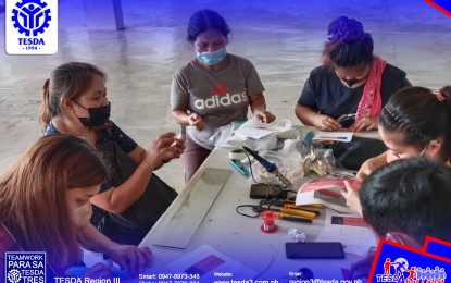 TESDA teaches Zambales IPs to assemble solar lights, post&nbsp;lamp