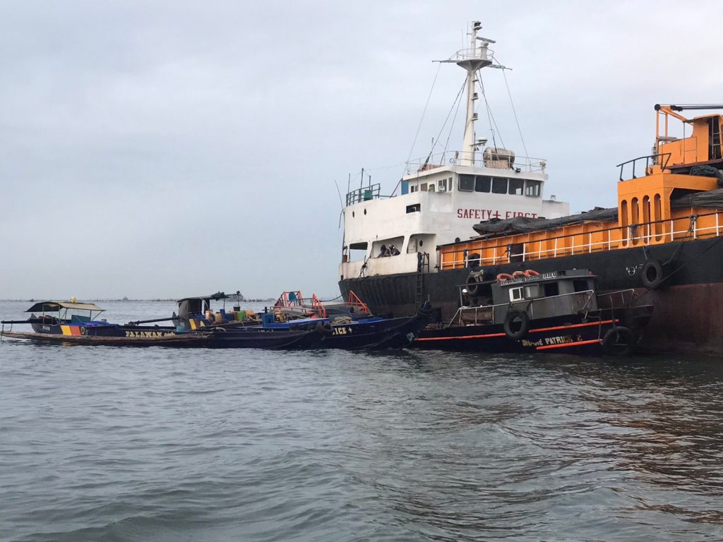 Barko at tatlong bangka na nagnanakaw ng diesel sinakote ng&nbsp;PCG