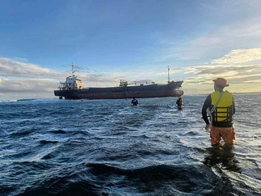 14 na tripulante nailigtas ng PCG sa sumadsad na Cargo&nbsp;vessel