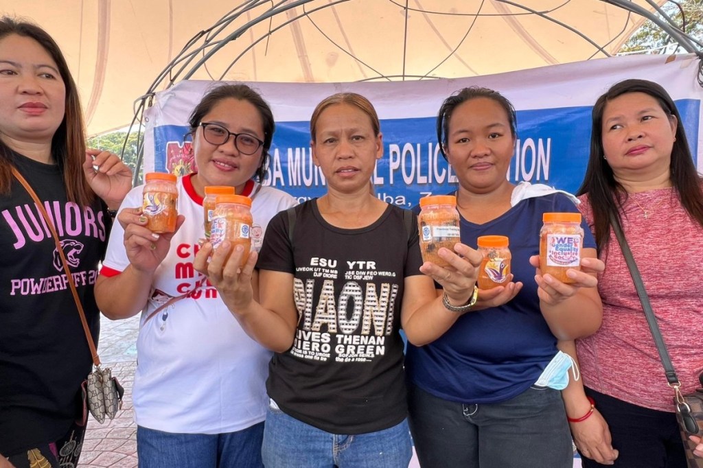 TESDA, sinanay ang 10 kababaihan sa Iba sa paggawa ng&nbsp;atchara