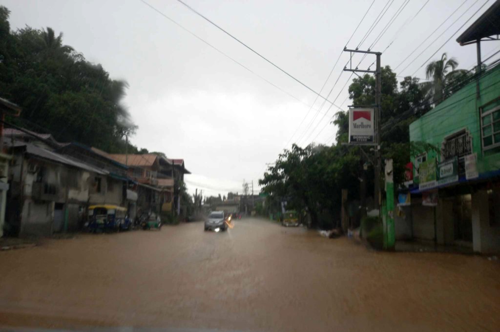 Classes, gov’t work suspended as floods hit Central Luzon&nbsp;areas