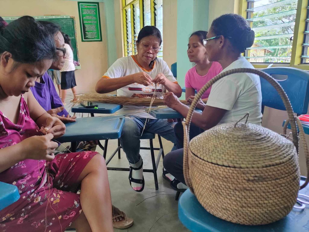 17 katutubong kababaihan sa Subic sinanay sa Cogon&nbsp;Processing