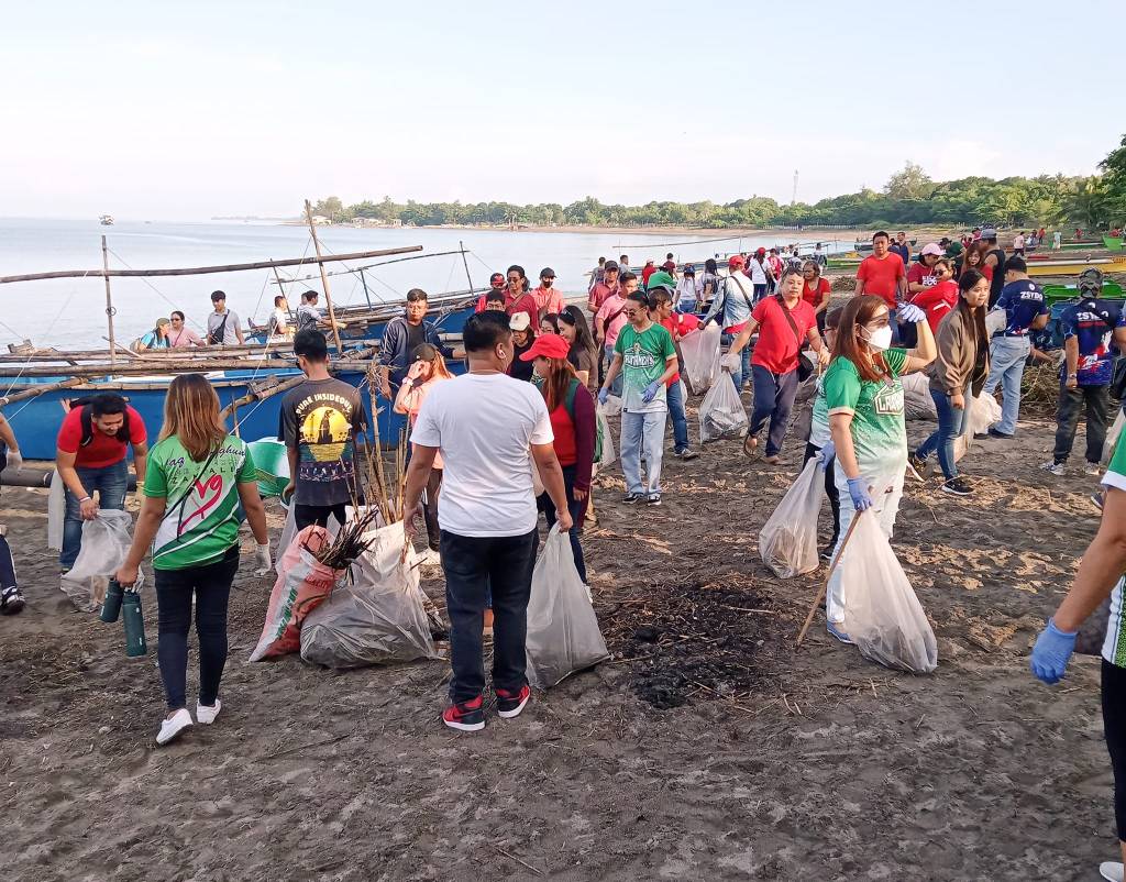 Mga kawani ng Pamahalaang Panlalawigan ng Zambales nagsagawa ng Coastal Clean-up&nbsp;Drive