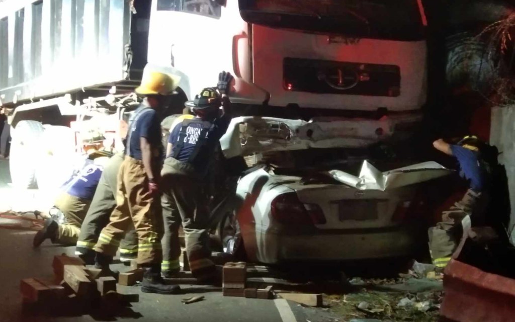 Apat patay sa salpukan ng kotse at&nbsp;dumptruck