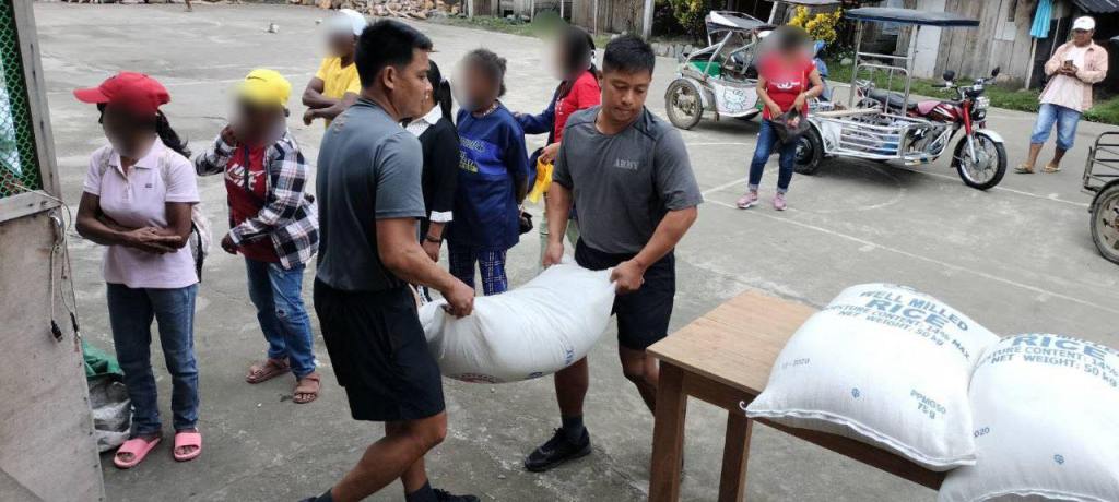 493 former NPA, supporters in Aurora get sacks of rice from&nbsp;government