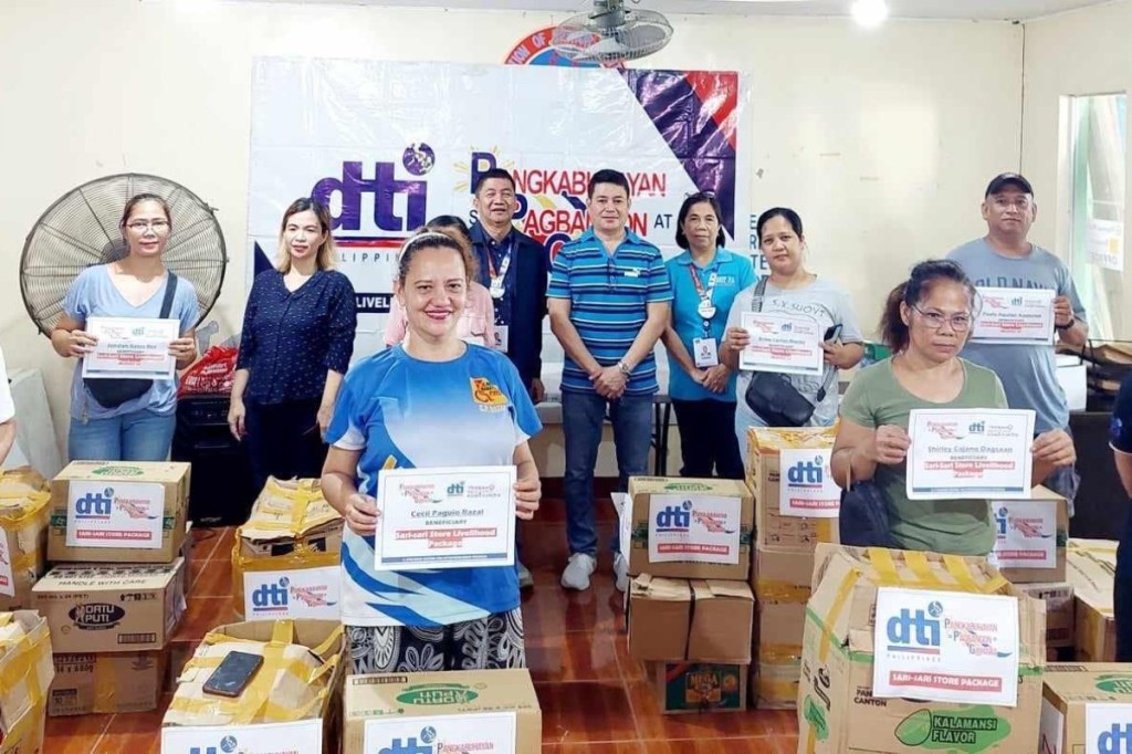 75 individuals in Zambales receive livelihood kits from&nbsp;DTI