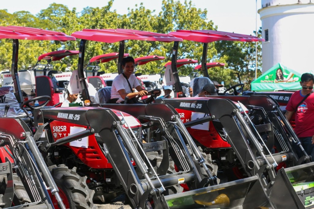 PHilMech distributes agri machinery, postharvest facilities to 40 farmers’ coops, LGUs in&nbsp;Tarlac