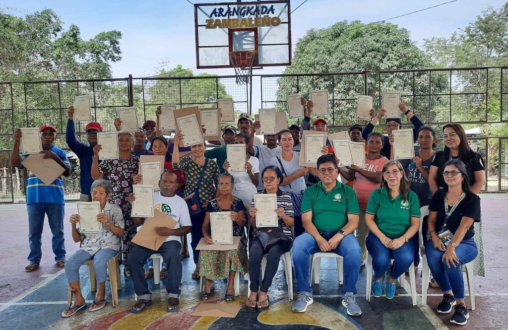 29 Zambales farmers receive E-titles from&nbsp;DAR