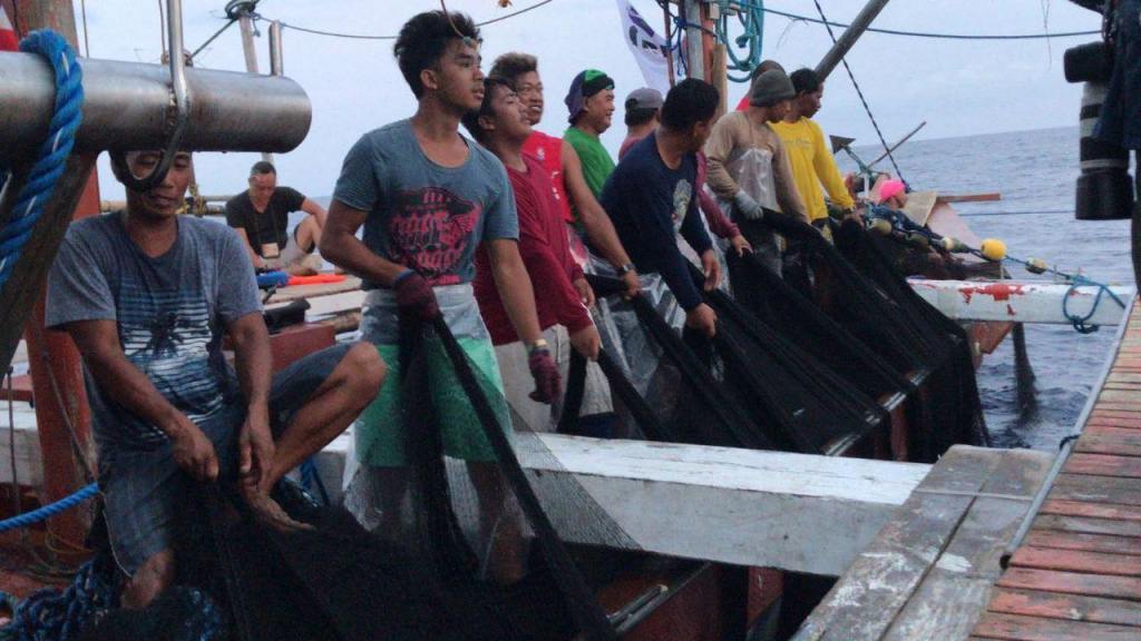 Atin Ito volunteers interacts with WPS&nbsp;fisherfolks