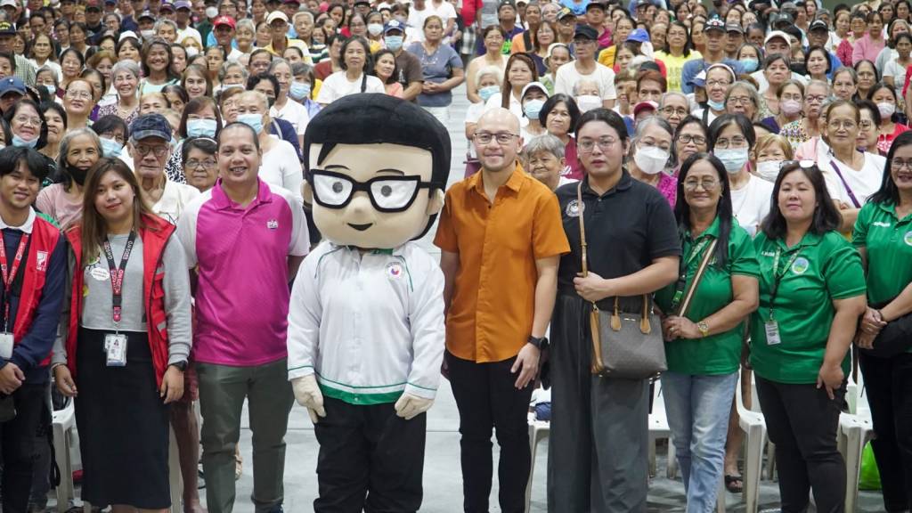 Mga senior citizen sa Zambales, nakatanggap ng tulong mula sa magkapatid na&nbsp;Cayetano