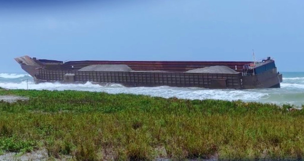Barge with 8 crew runs aground in&nbsp;Zambales