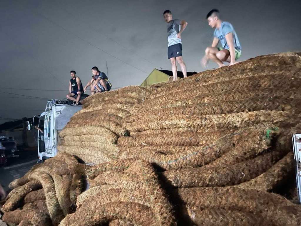 Improvised oil spill boom