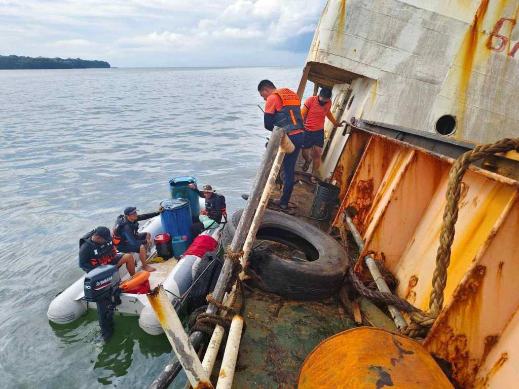 Puspusang containment operation upang mapigil ang pagkalat ng oil&nbsp;spill