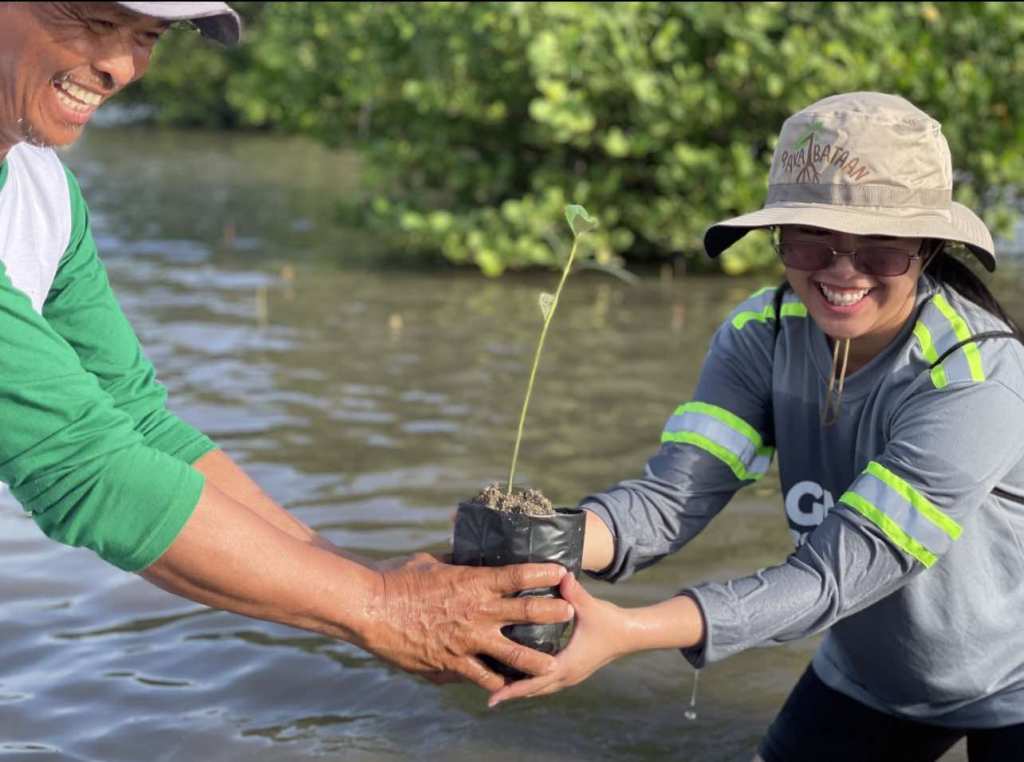 GMEC, GNPD plant 2,000 mangrove seedlings thru flagship reforestation program&nbsp;OkTREEberfest