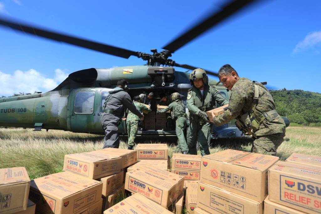 Ph-Brunei Air Force joint relief mission to Calaguas&nbsp;Island