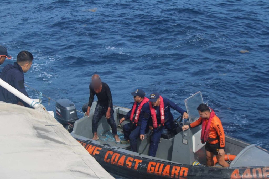 Mangingisda nailigtas, dalawang kasamahan nito patuloy na hinahanap ng&nbsp;PCG