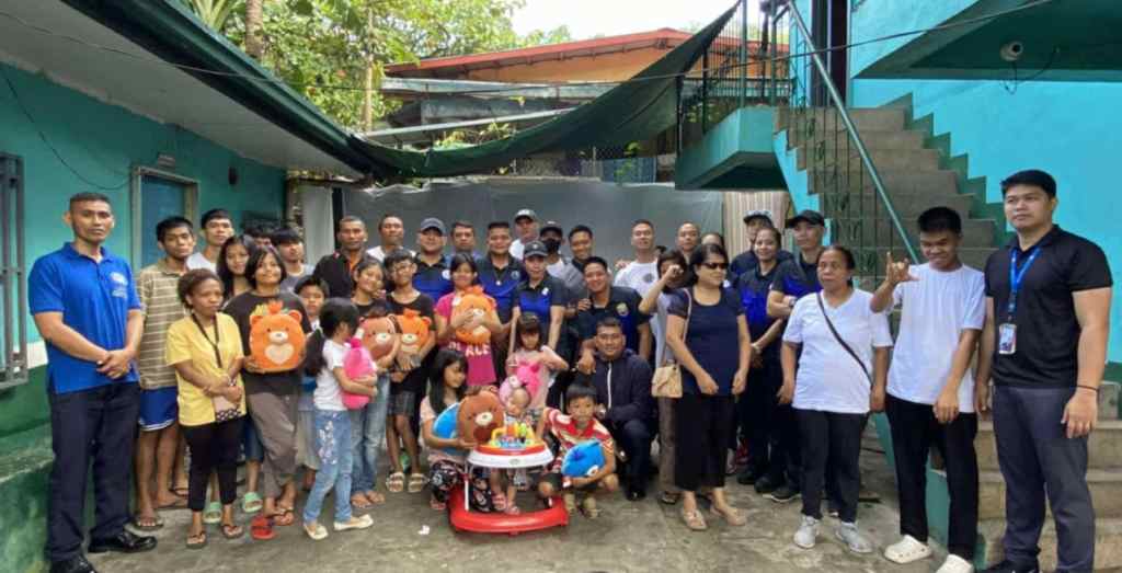 SM OLONGAPO DOWNTOWN SECURITY PERSONNEL SHARES GIFTS TO&nbsp;PWDs