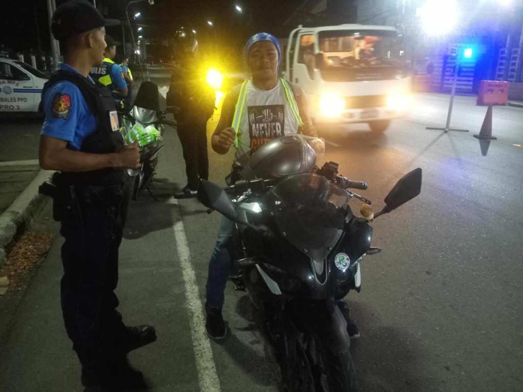 Zambales police namahagi ng reflectorized strap vest sa mga moto&nbsp;riders