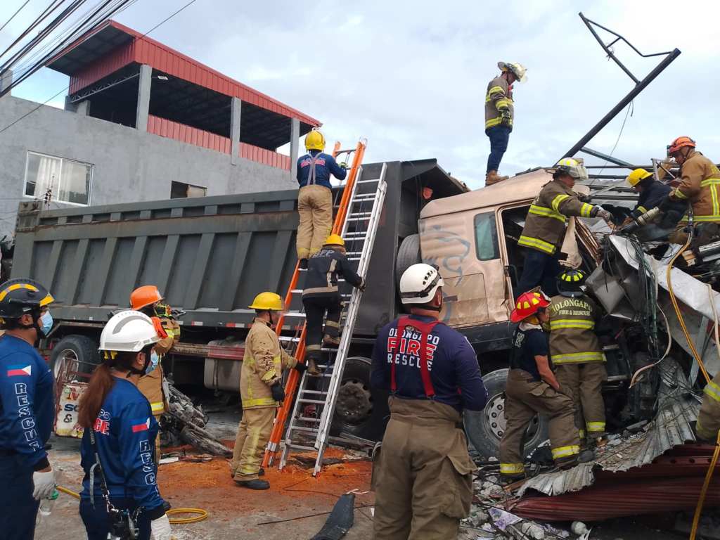 DUMP TRUCK SINUYOD ANG MGA ESTABLISYEMENTO SA GILID NG&nbsp;KALYE