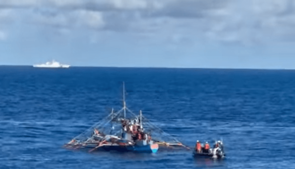 Nagka-aberyang fishing vessel at mga tripulante nito, inayudahan ng&nbsp;PCG