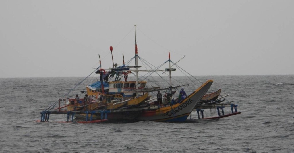 PCG nagsagawa ng rescue ops’ sa 17 tripulante ng stranded fishing vessel sa Bajo De&nbsp;Masinloc