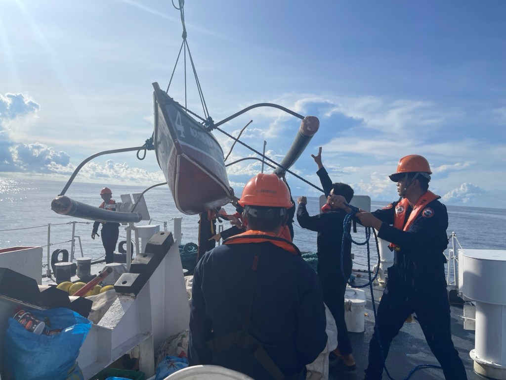 Nawalang mangingisdang sa West Philippine Sea, nailigtas at dinala ng PCG sa Subic&nbsp;Bay