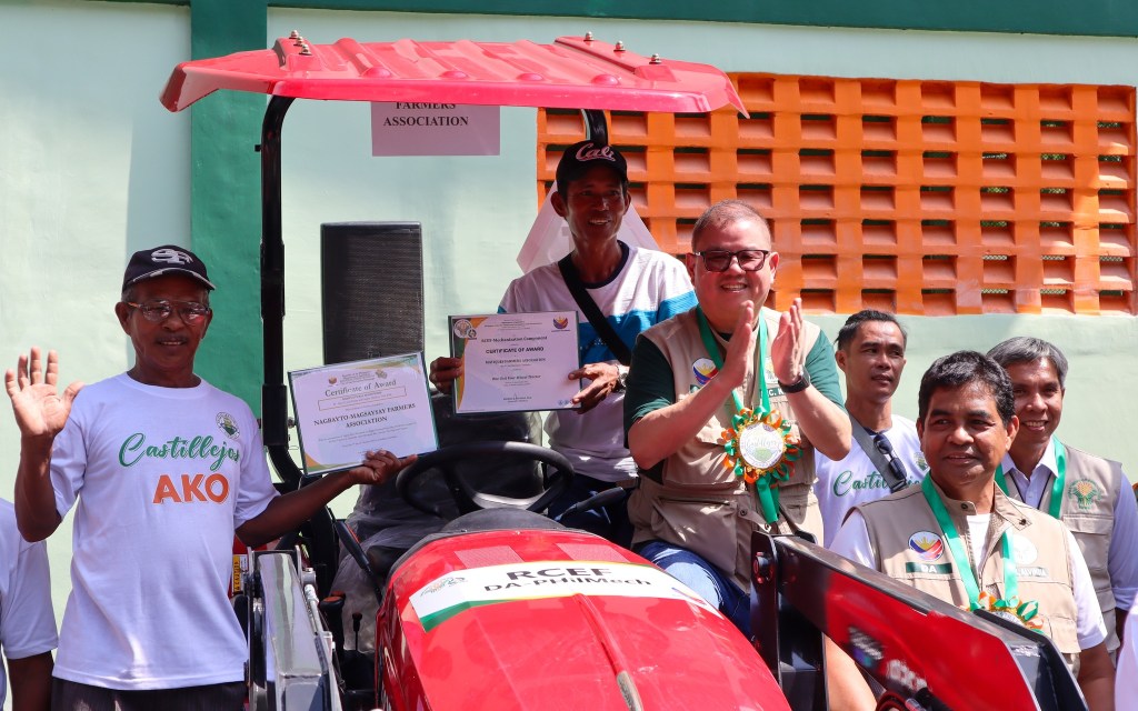 DA namahagi ng kagamitang pansaka at nakipagpulong sa mga magsasaka ng&nbsp;Castillejos