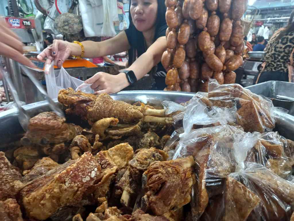 Bagnet at Longganisa “Ala Vigan,” Patok sa mga Turista sa San Felipe