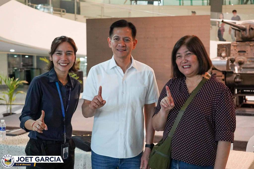 AboitizPower GMEC-GNPD VP for CSV Andrea Madrid, Bataan Governor Joet Garcia, and Vice Governor Cris Garcia pose for a photo. (Photos courtesy of Bataan PIO)