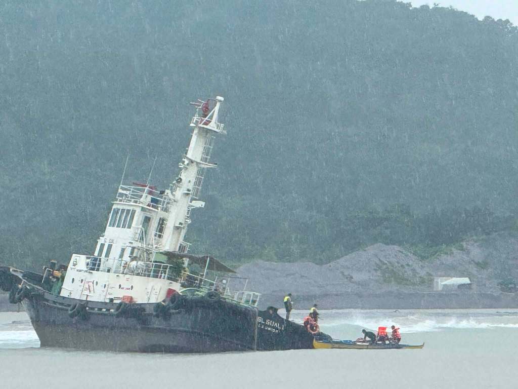 Siyam na tripulante nasagip mula sa sumadsad na tugboat sa baybayin ng Botolan