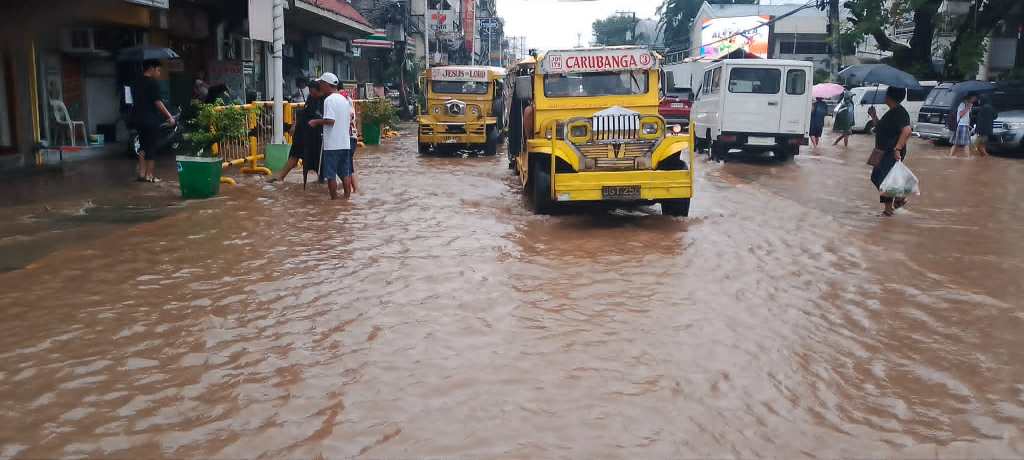 PAGTAAS NG TUBIG, NAITALA SA ILANG BAHAGI NG OLONGAPO DAHIL SA MALALAKAS NA&nbsp;PAG-ULAN