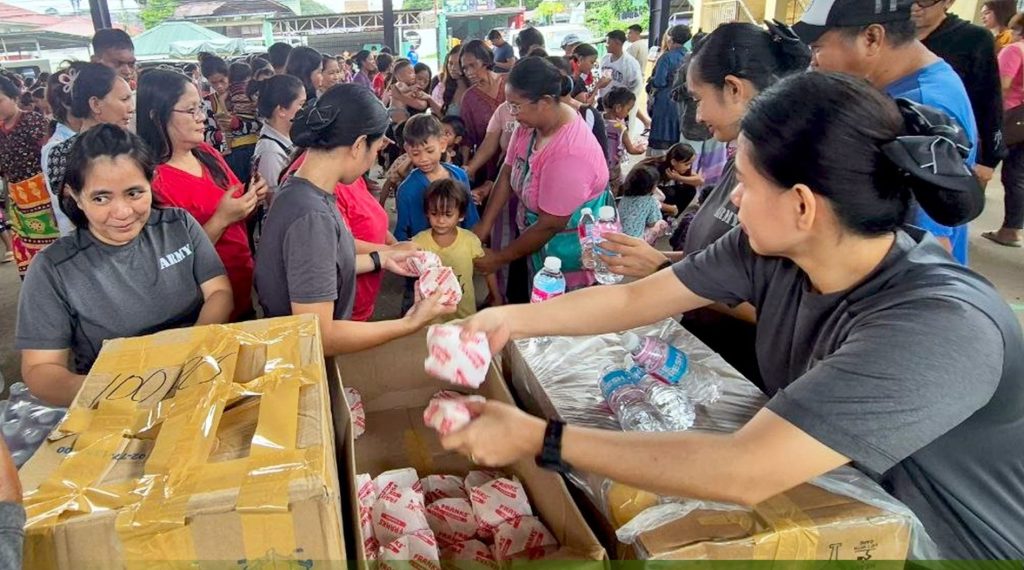 69IB, IHRRRAA namahagi ng pagkain at tubig sa mga evacuee sa&nbsp;Iba