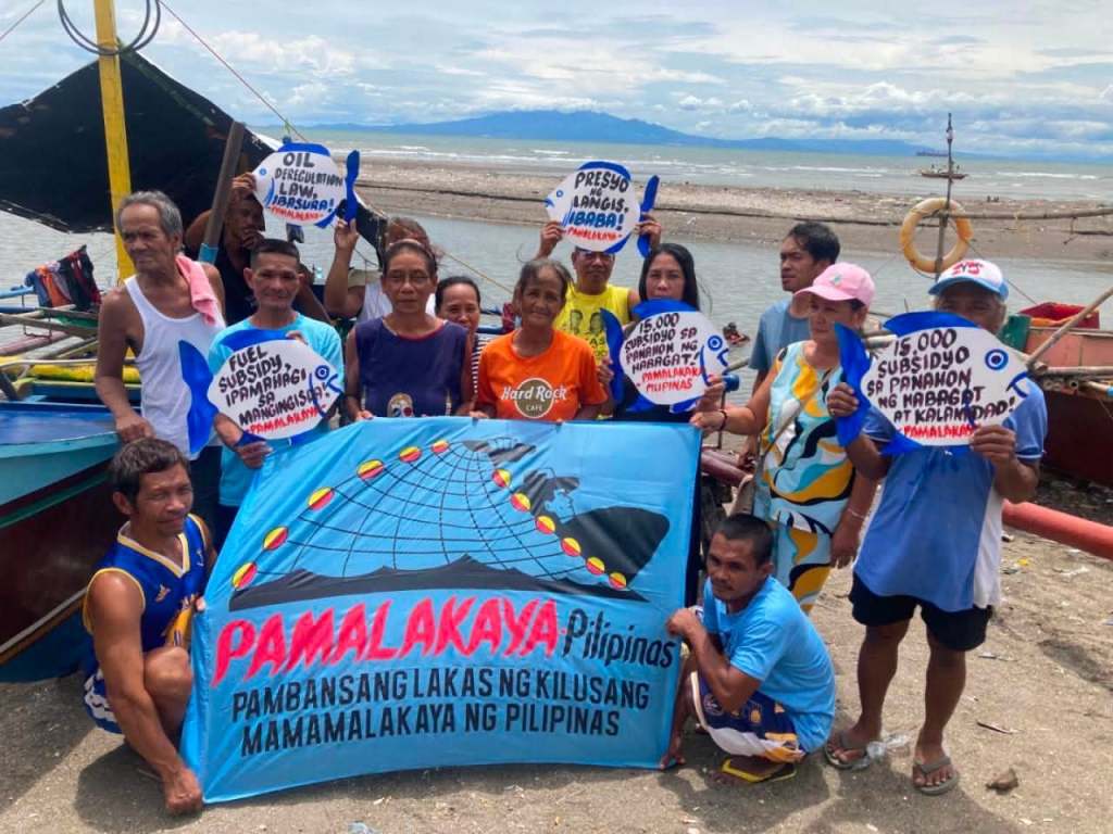 PAMALAKAYA holds Manila Bay protest over fuel price hike