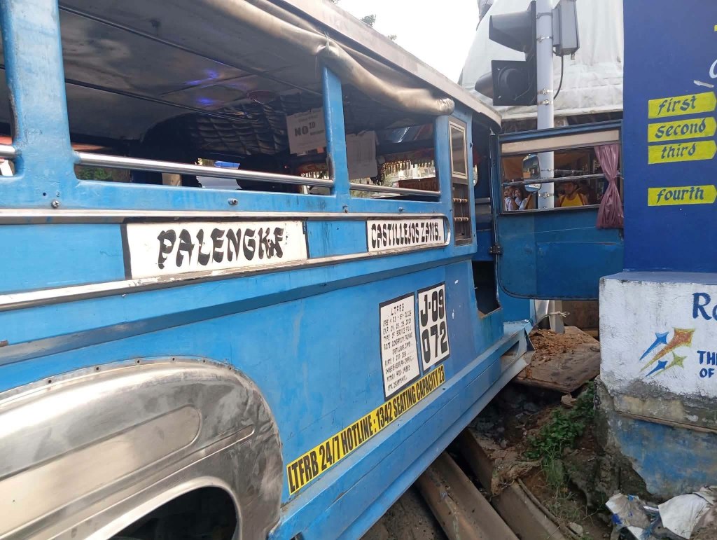 Karambola ng pampasaherong jeep at dalawa pang sasakyan naging dahilan ng mabigat na&nbsp;trapiko