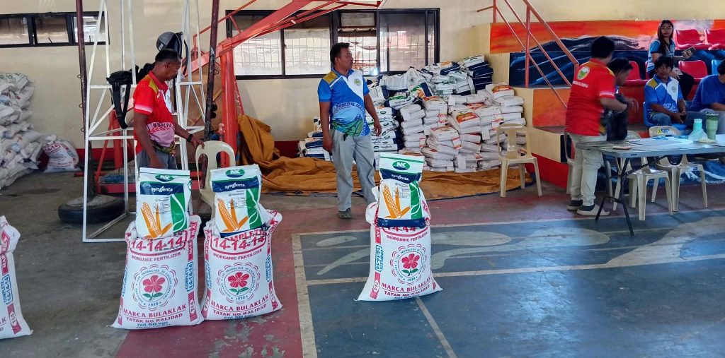 MGA MAGSASAKA, TUMANGGAP NG BINHI, ABONO AT ₱3,000 SUBSIDY PARA SA PAGTATANIM NG&nbsp;MAIS
